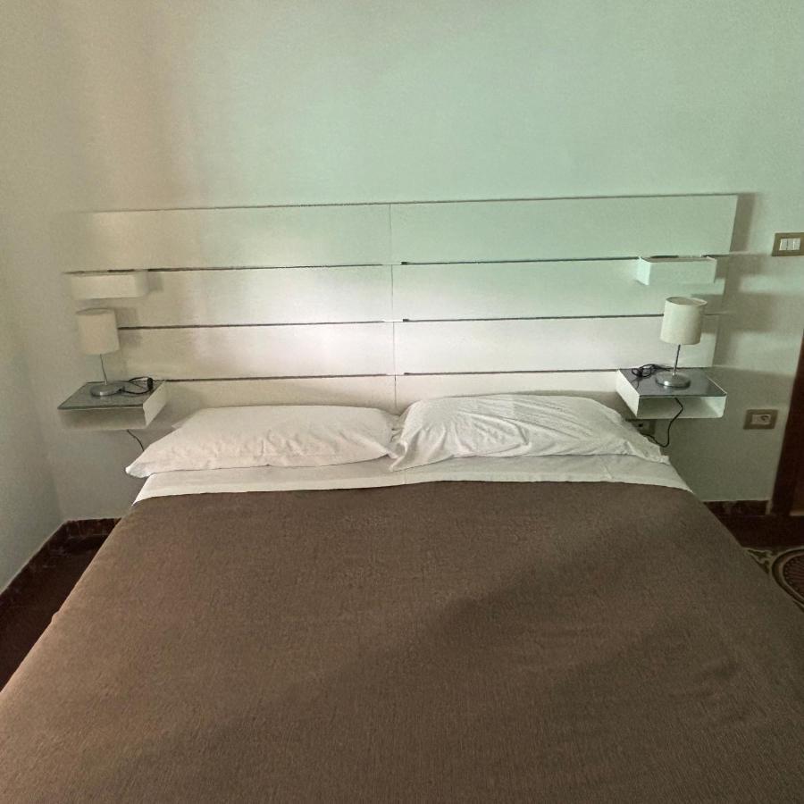 Essential Room & Parking In Centro Citta Con Parcheggio Privato E Wifi Potenza Kültér fotó