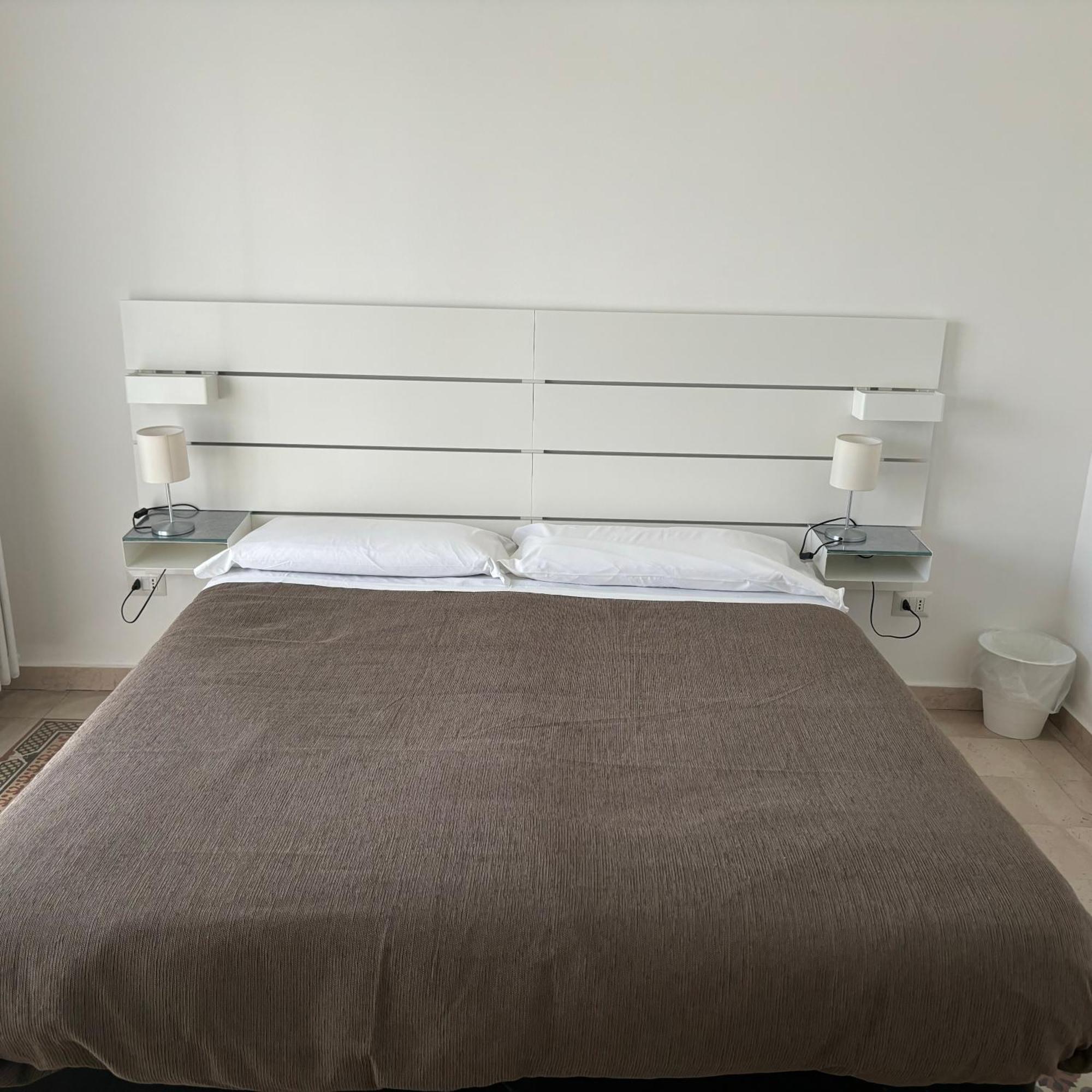 Essential Room & Parking In Centro Citta Con Parcheggio Privato E Wifi Potenza Kültér fotó