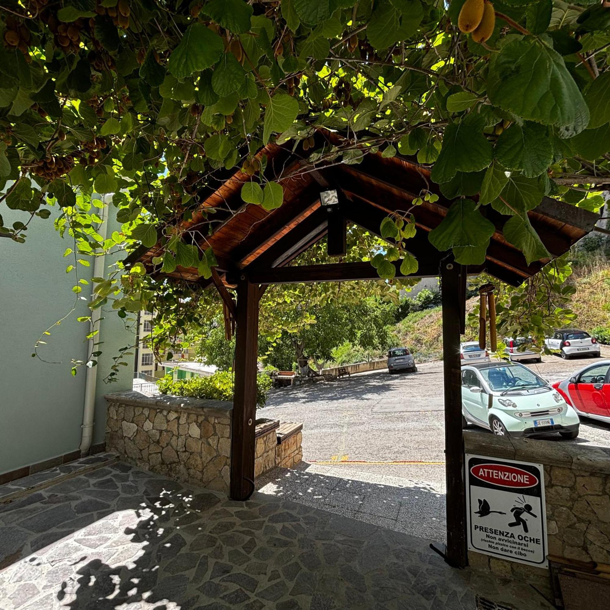 Essential Room & Parking In Centro Citta Con Parcheggio Privato E Wifi Potenza Kültér fotó