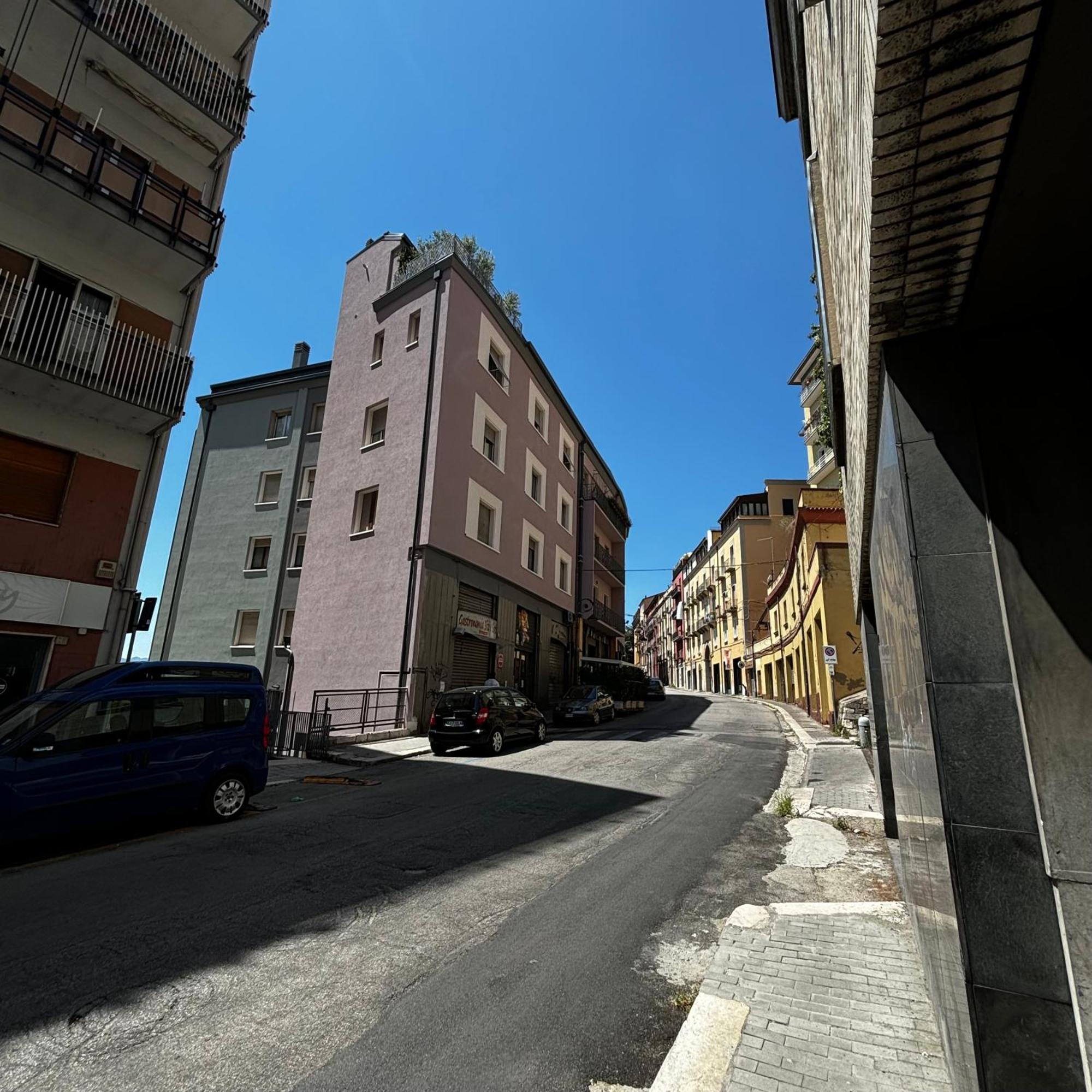 Essential Room & Parking In Centro Citta Con Parcheggio Privato E Wifi Potenza Kültér fotó